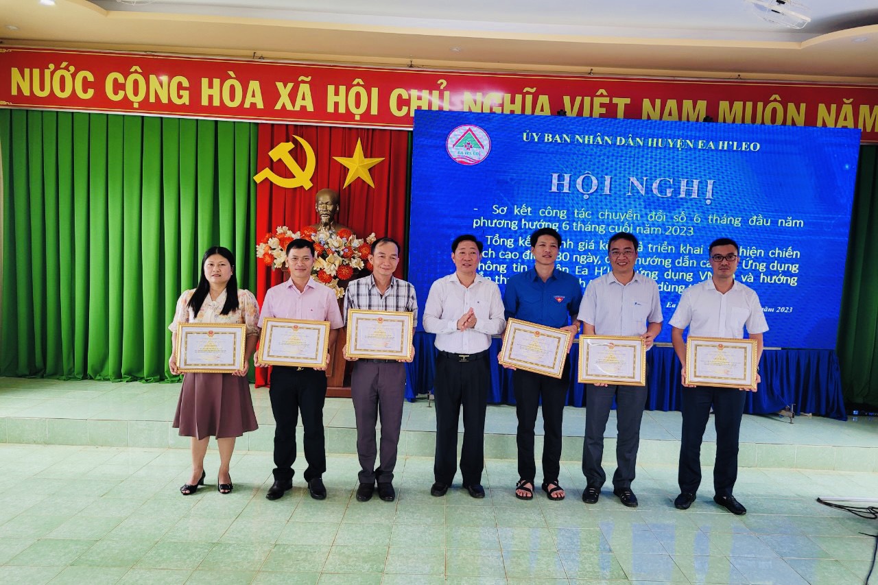 Xã Dliê Yang hoàn thành vượt chỉ tiêu chiến dịch 30 ngày đêm hướng dẫn cài đặt, sử dụng ứng dụng “Thông tin huyện Ea H’Leo”; ứng dụng VNeID của Bộ Công an và hướng dẫn thực hiện thanh toán không dùng tiền mặt trong các giao dịch.